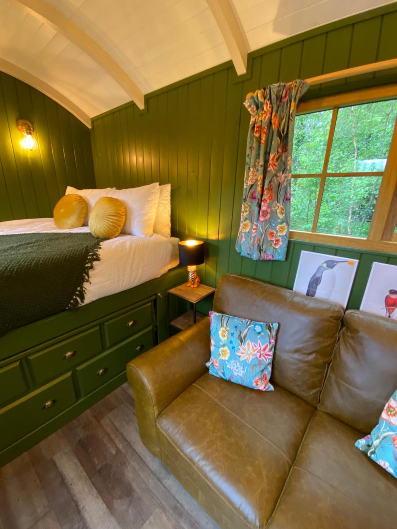 The Goose Nest Luxury Lakeside Shepherd Hut In Cardinham Woods, Cornwall Εξωτερικό φωτογραφία