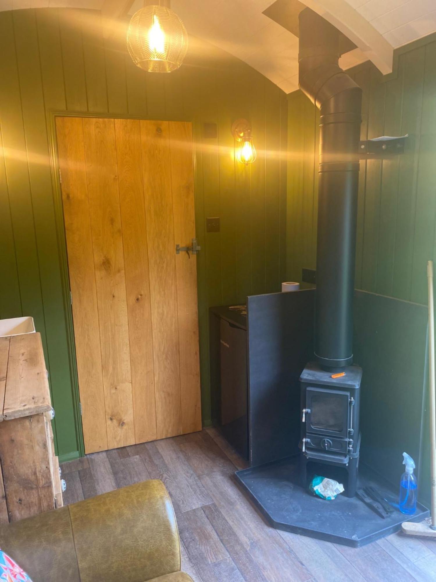 The Goose Nest Luxury Lakeside Shepherd Hut In Cardinham Woods, Cornwall Εξωτερικό φωτογραφία