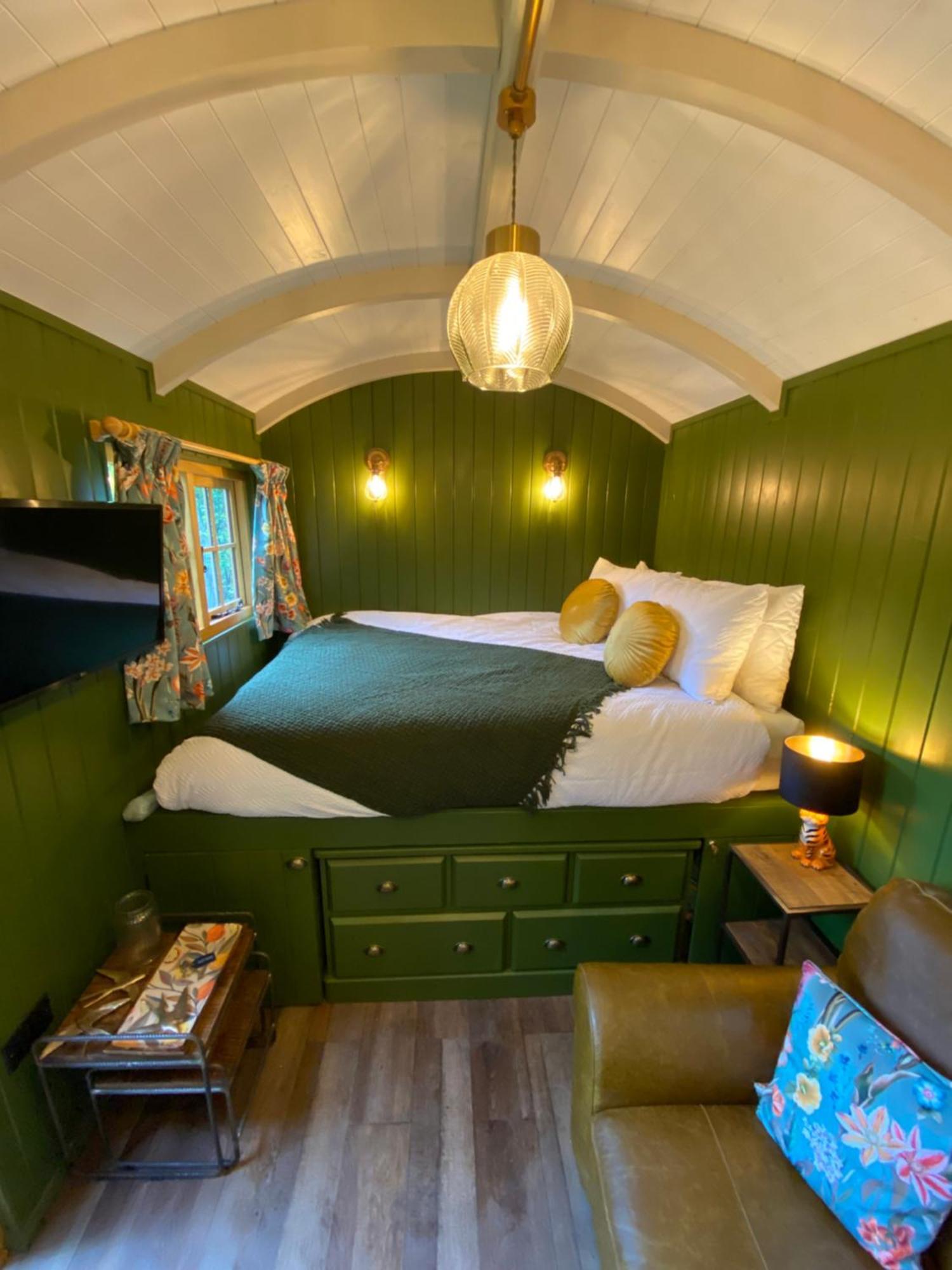 The Goose Nest Luxury Lakeside Shepherd Hut In Cardinham Woods, Cornwall Εξωτερικό φωτογραφία