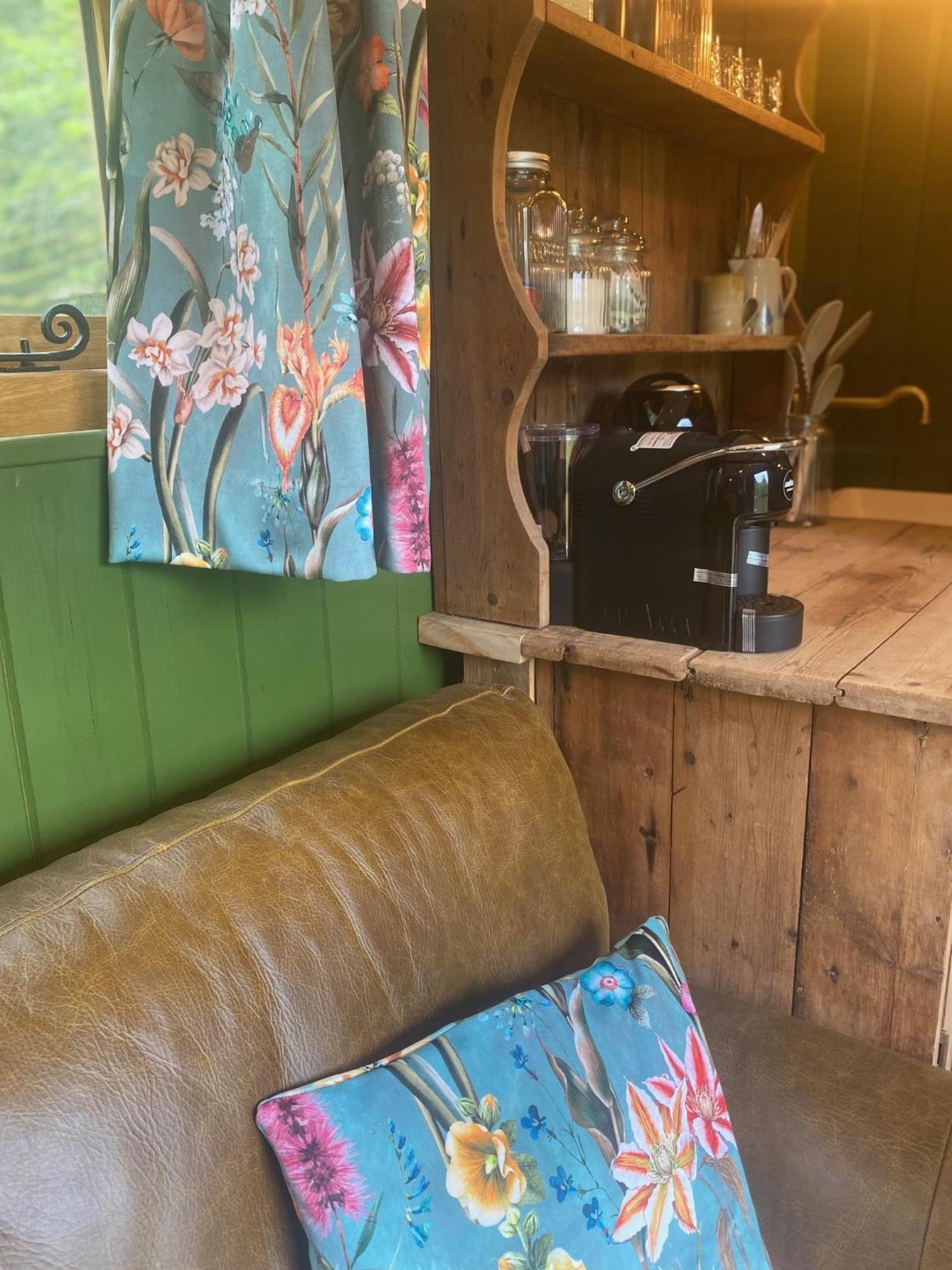 The Goose Nest Luxury Lakeside Shepherd Hut In Cardinham Woods, Cornwall Εξωτερικό φωτογραφία