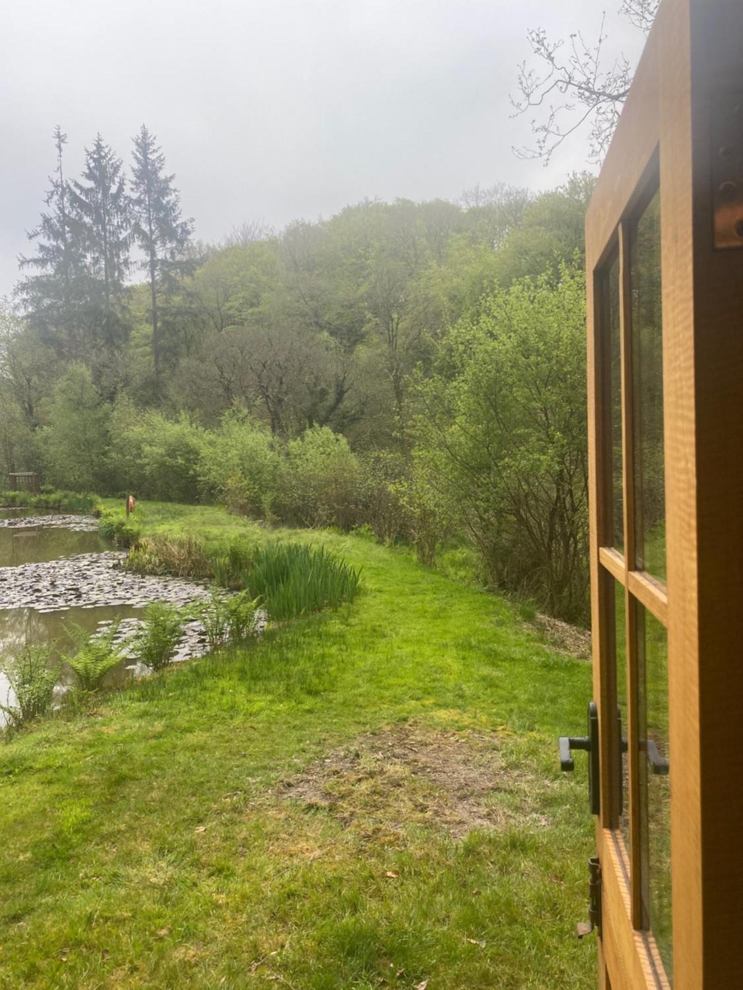 The Goose Nest Luxury Lakeside Shepherd Hut In Cardinham Woods, Cornwall Εξωτερικό φωτογραφία