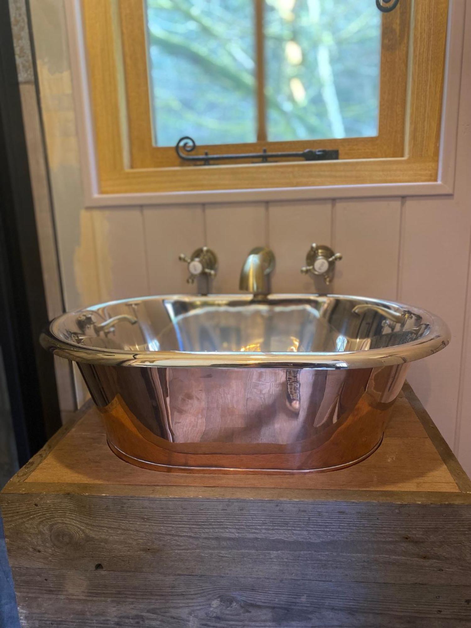 The Goose Nest Luxury Lakeside Shepherd Hut In Cardinham Woods, Cornwall Εξωτερικό φωτογραφία