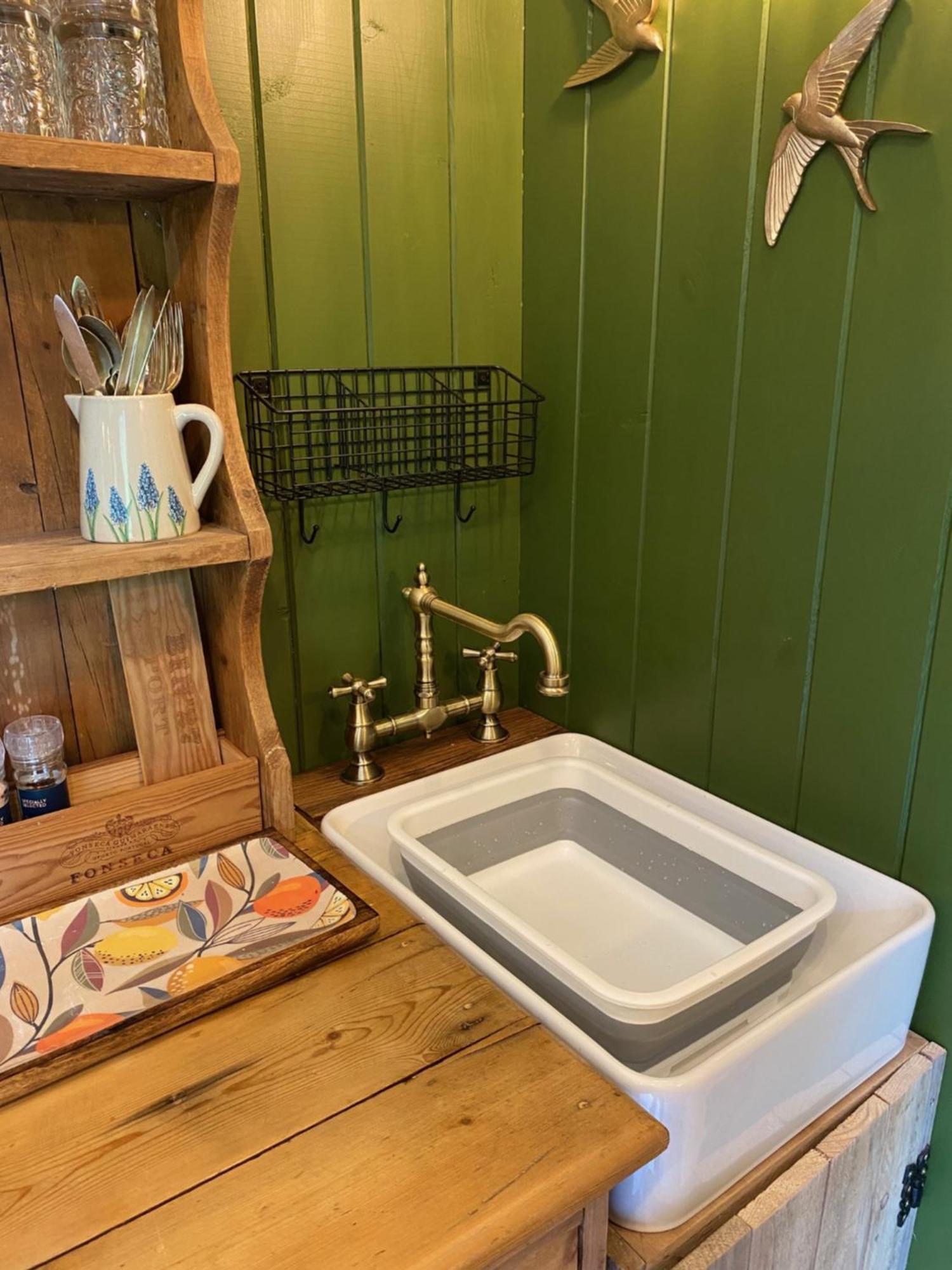 The Goose Nest Luxury Lakeside Shepherd Hut In Cardinham Woods, Cornwall Εξωτερικό φωτογραφία
